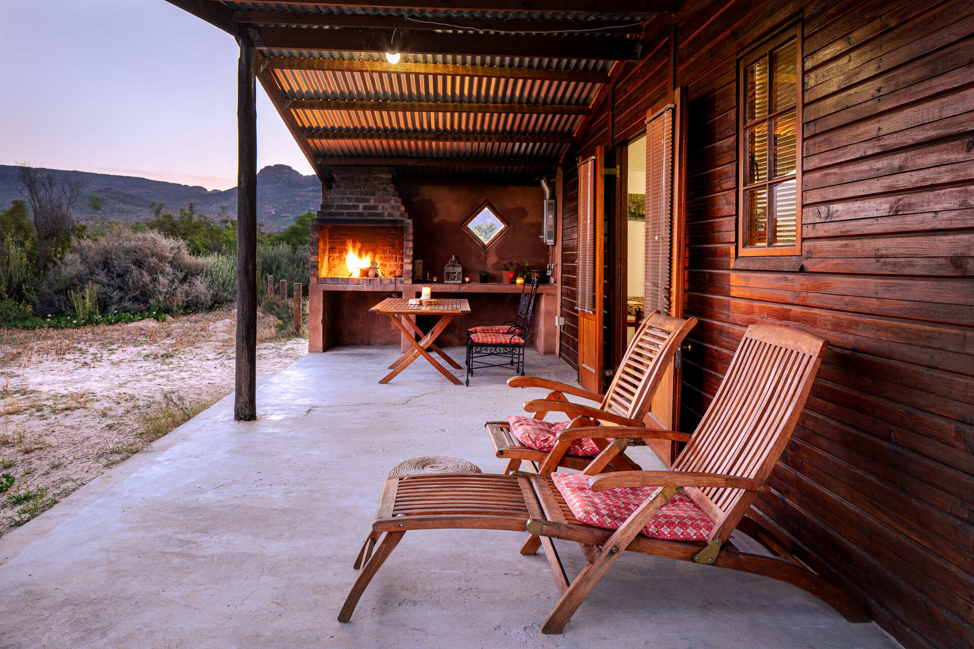 Riverside cottage with outside fire and braai place