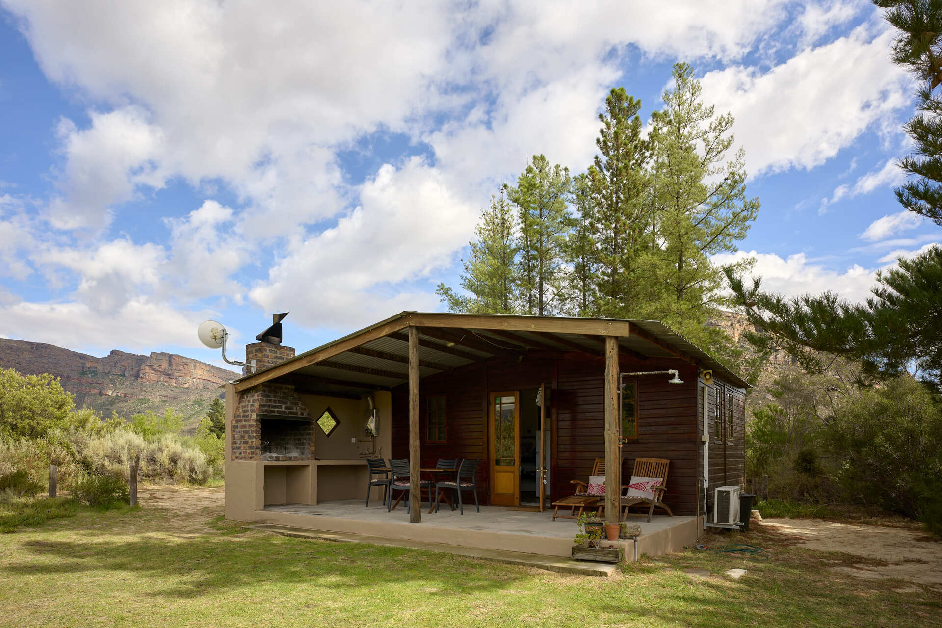 Exterior of Riverside Cottage at Alpha Excelsior